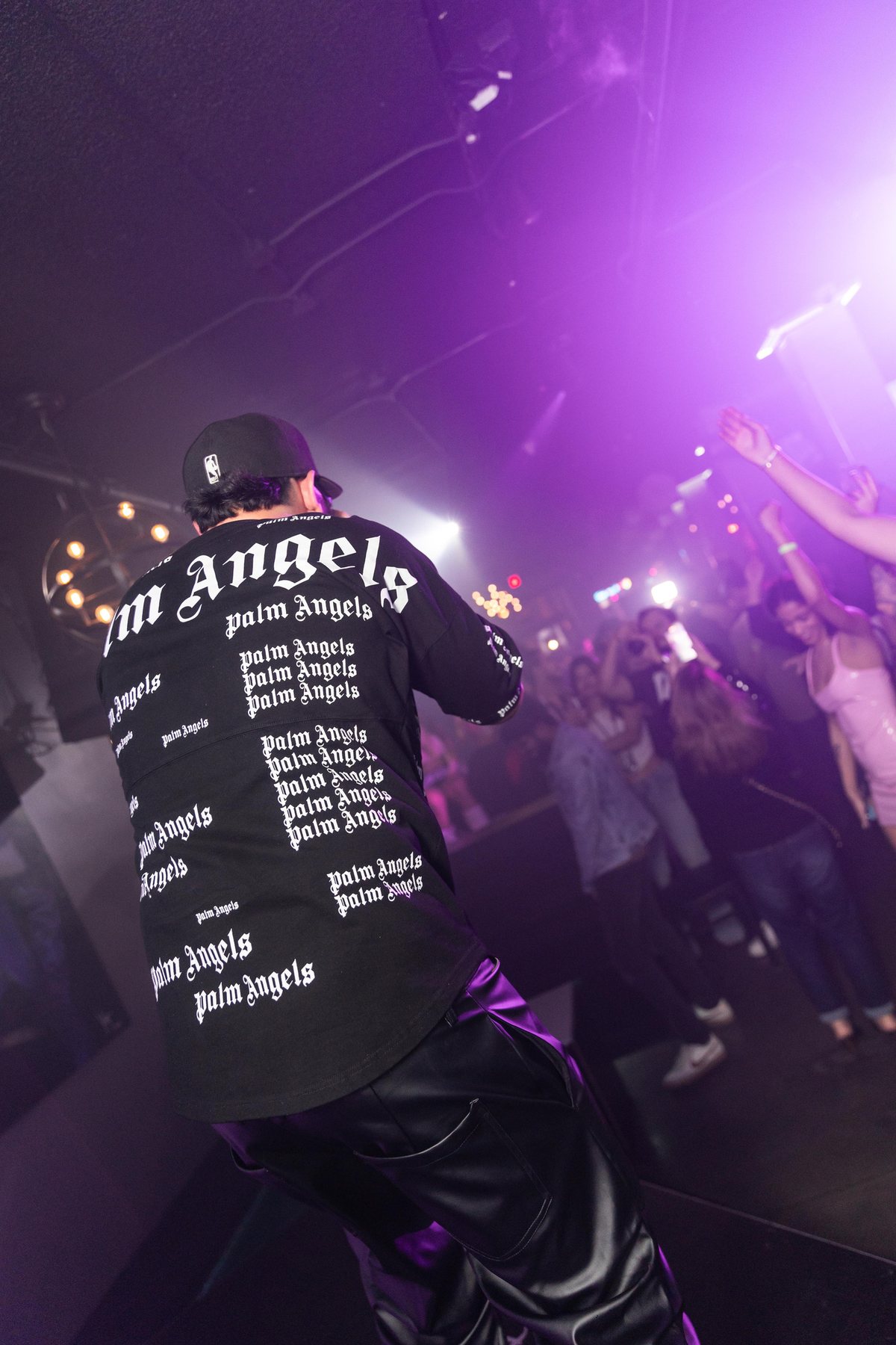 V12 live — club crowd